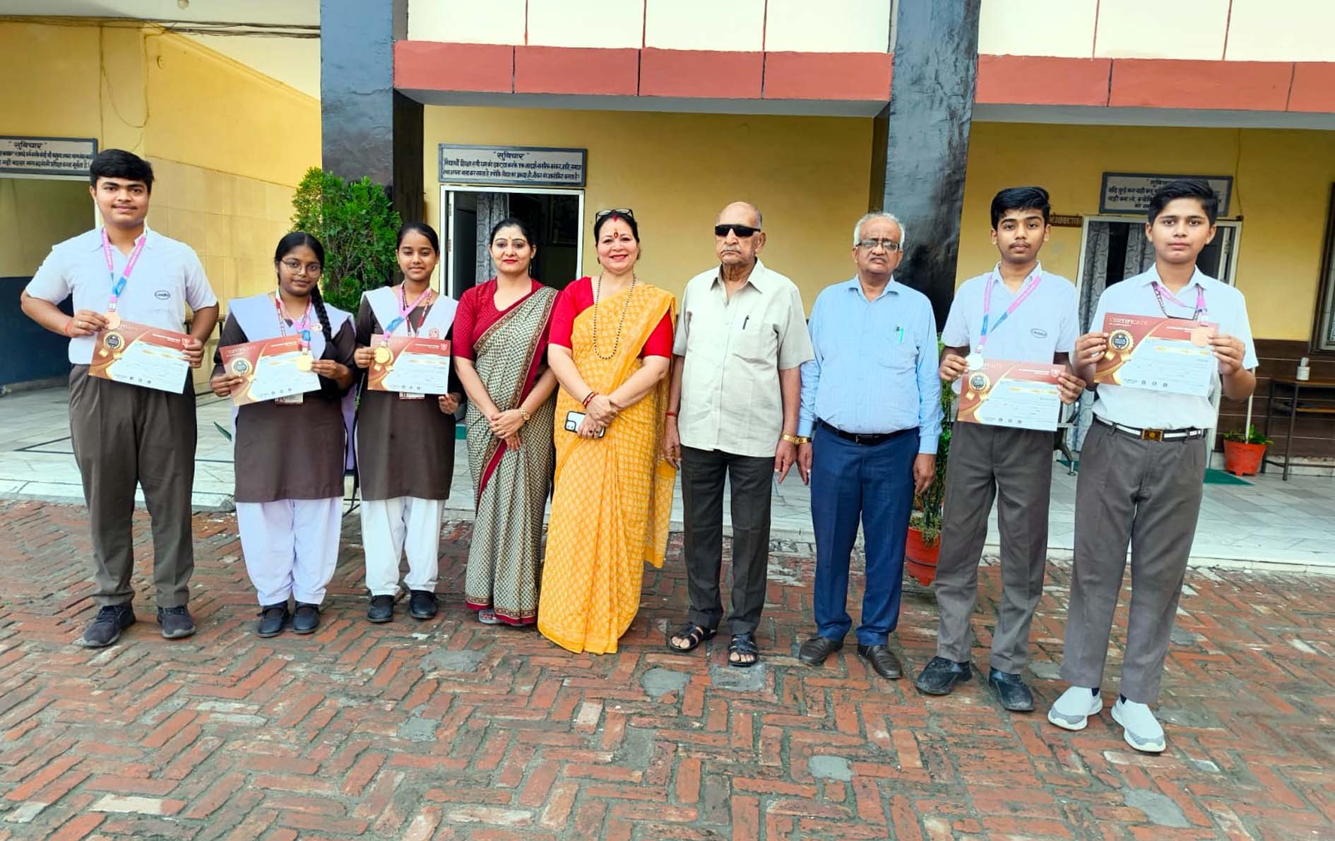 उत्कृष्ट स्थान पाने वाले विद्यार्थियों को सम्मानित करते स्कूल प्रबंधन। उत्कृष्ट स्थान पाने वाले विद्यार्थियों को सम्मानित करते स्कूल प्रबंधन।