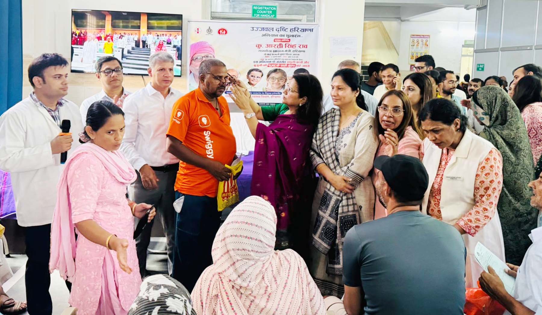 गुरुग्राम के सेक्टर-31 स्थित पॉलीक्लीनिक में उज्जवल दृष्टि अभियान के शुभारंभ अवसर पर लोगों को चश्में वितरित करतीं सिविल सर्जन डा. अलका सिंह। गुरुग्राम के सेक्टर-31 स्थित पॉलीक्लीनिक में उज्जवल दृष्टि अभियान के शुभारंभ अवसर पर लोगों को चश्में वितरित करतीं सिविल सर्जन डा. अलका सिंह।