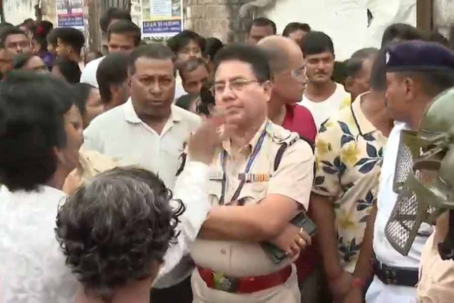 प्रदर्शनकारियों को समझाने का प्रयास करते पुलिस अधिकारी प्रदर्शनकारियों को समझाने का प्रयास करते पुलिस अधिकारी