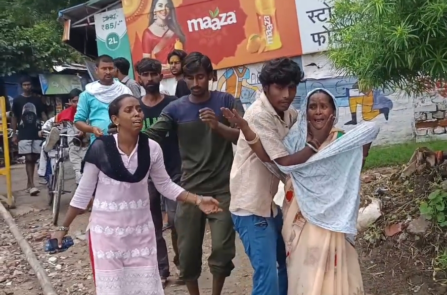घटनास्थल पर पहुंचे परिजनों में मची चीख पुकार की पुकार घटनास्थल पर पहुंचे परिजनों में मची चीख पुकार की पुकार