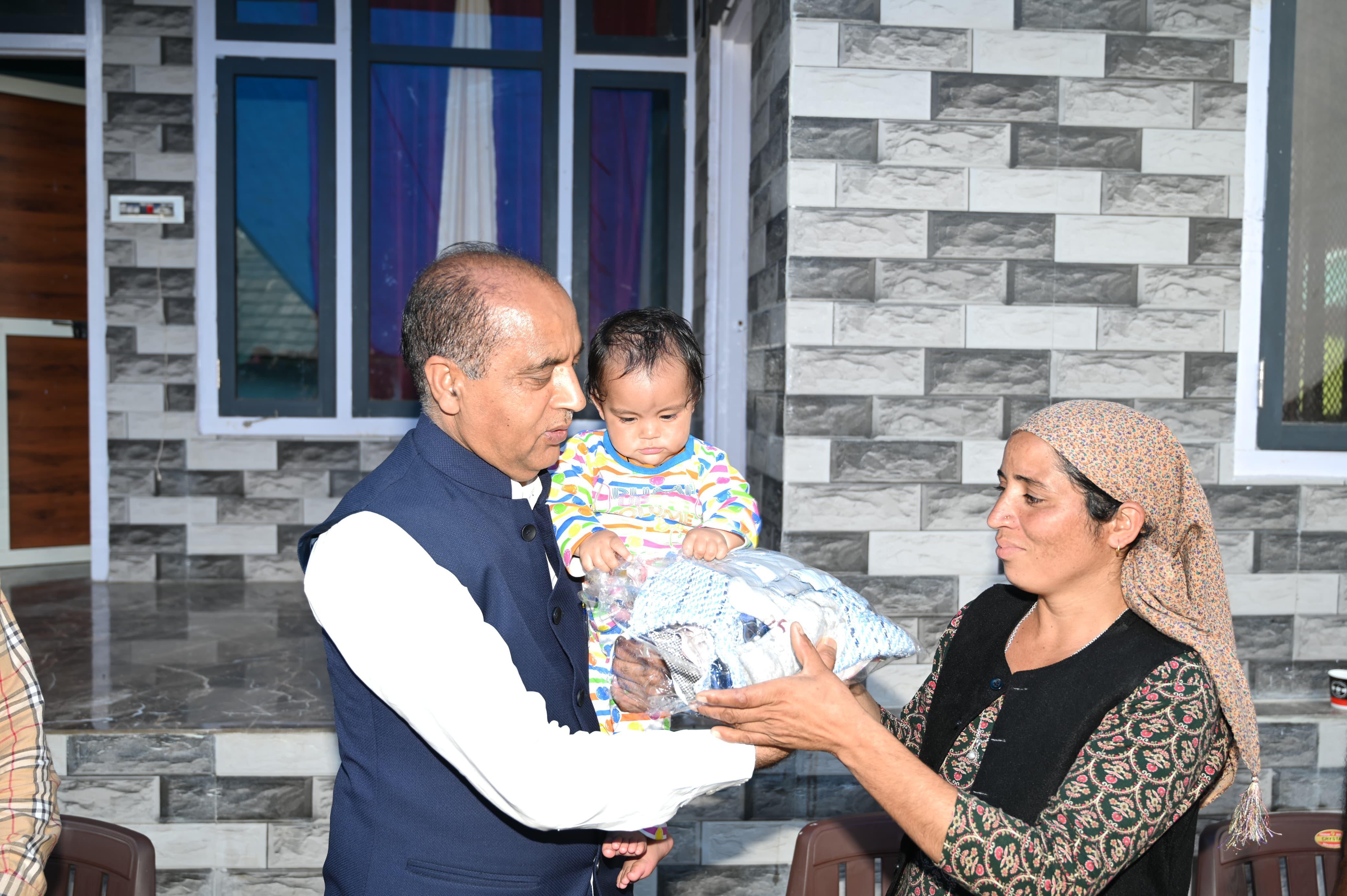 मासूम निकिता को गोद में उठाकर दुलारते हुए जयराम ठाकुर। मासूम निकिता को गोद में उठाकर दुलारते हुए जयराम ठाकुर।