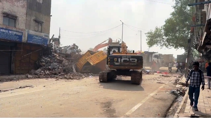 दो मंजिला इमारत गिरने की फोटो दो मंजिला इमारत गिरने की फोटो