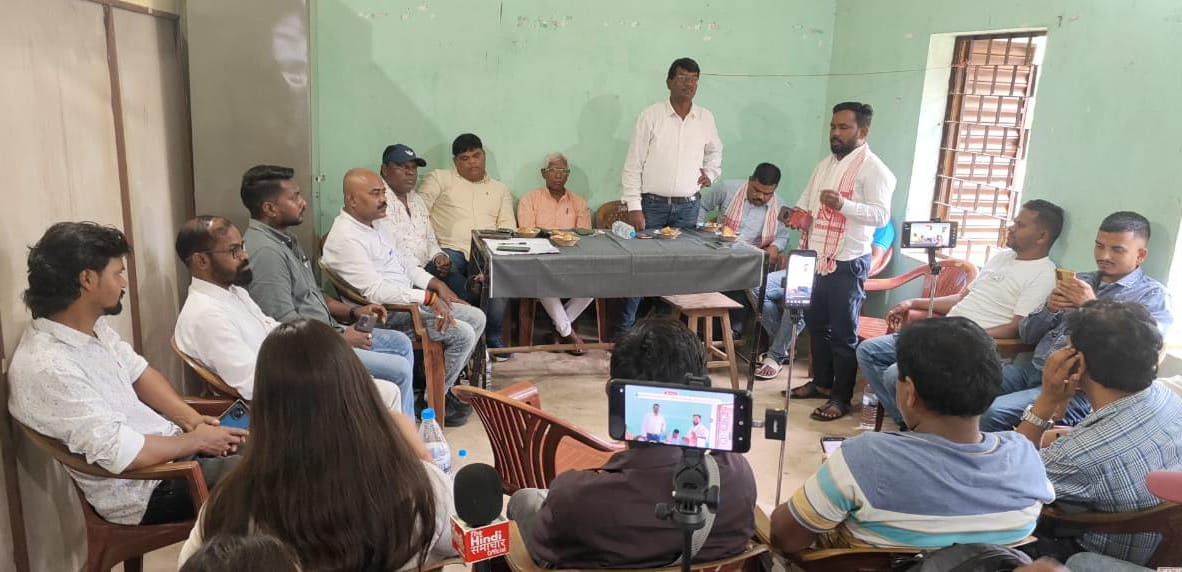 बैठक में शामिल सरना समिति के सदस्यगण बैठक में शामिल सरना समिति के सदस्यगण