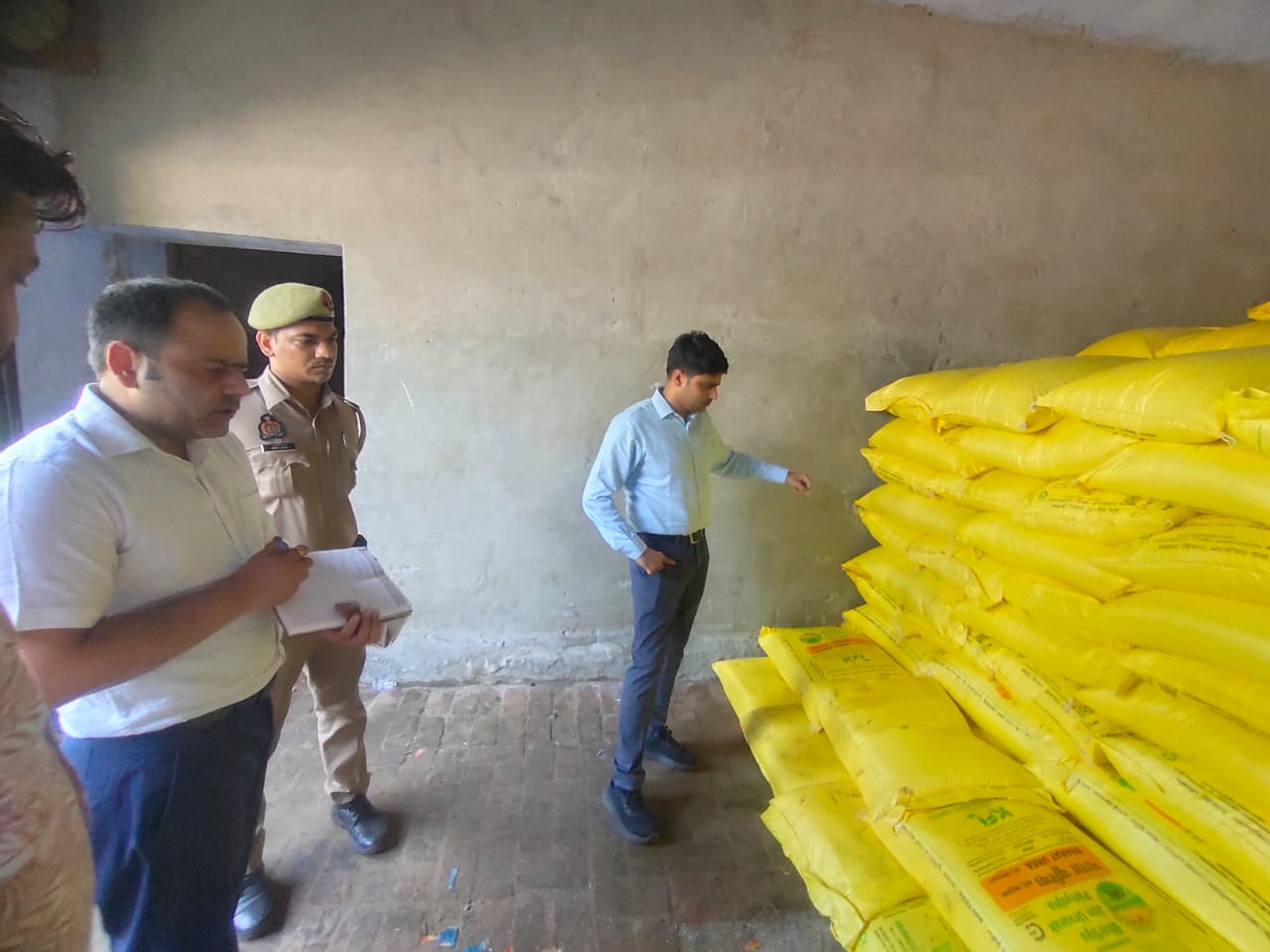 निरीक्षण करते सीडीओ अभिषेक कुमार निरीक्षण करते सीडीओ अभिषेक कुमार