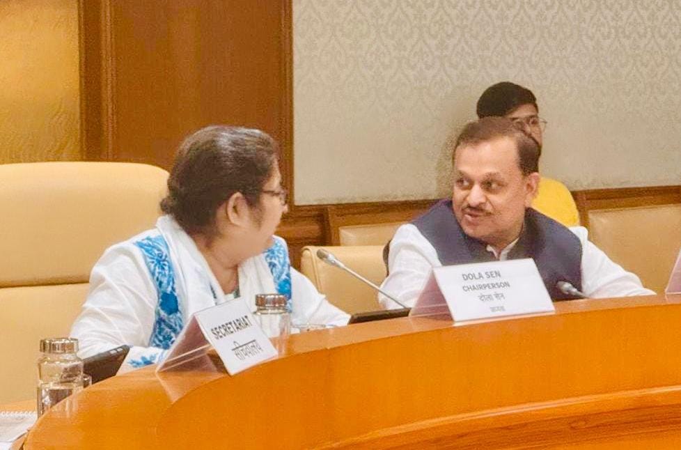 बैठक के दौरान सांसद रमेश अवस्थी बैठक के दौरान सांसद रमेश अवस्थी