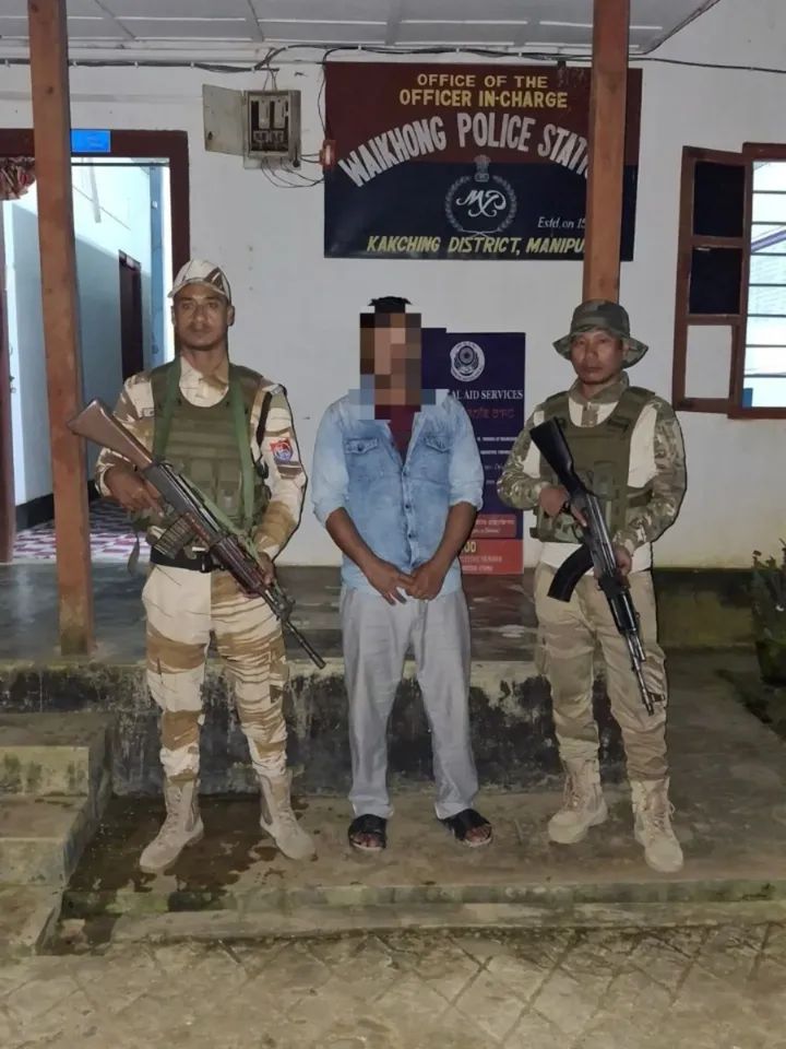 मणिपुर में गिरफ्तार उग्रवादी की तस्वीर। मणिपुर में गिरफ्तार उग्रवादी की तस्वीर।