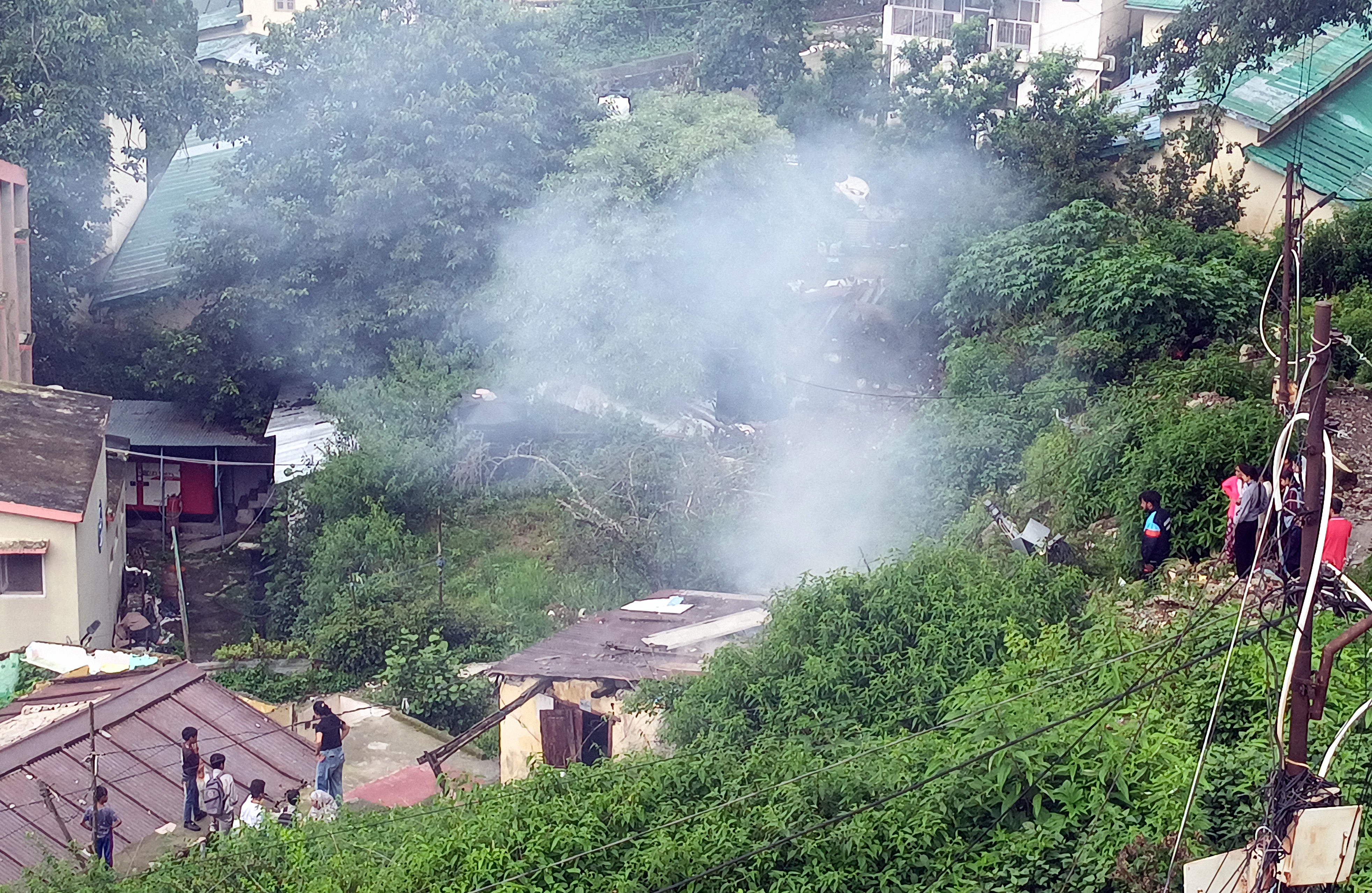 आग लगने के बाद मौके से उठता धुंवा। आग लगने के बाद मौके से उठता धुंवा।