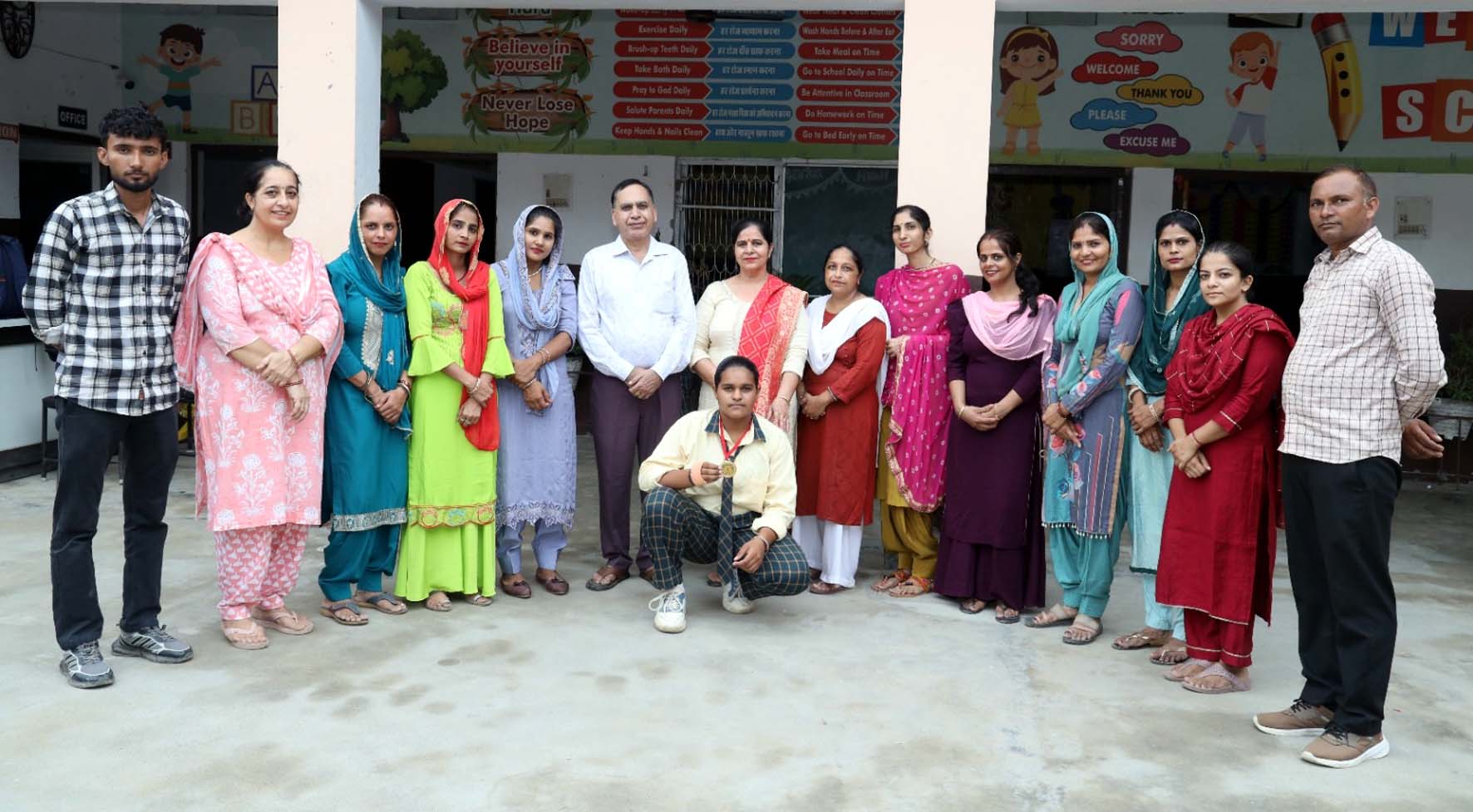 स्वर्ण पदक विजेता छात्रा अनिशा को सम्मानित करते मुख्याध्यापक नरेंद्र सेठी व स्टाफ सदस्य। स्वर्ण पदक विजेता छात्रा अनिशा को सम्मानित करते मुख्याध्यापक नरेंद्र सेठी व स्टाफ सदस्य।