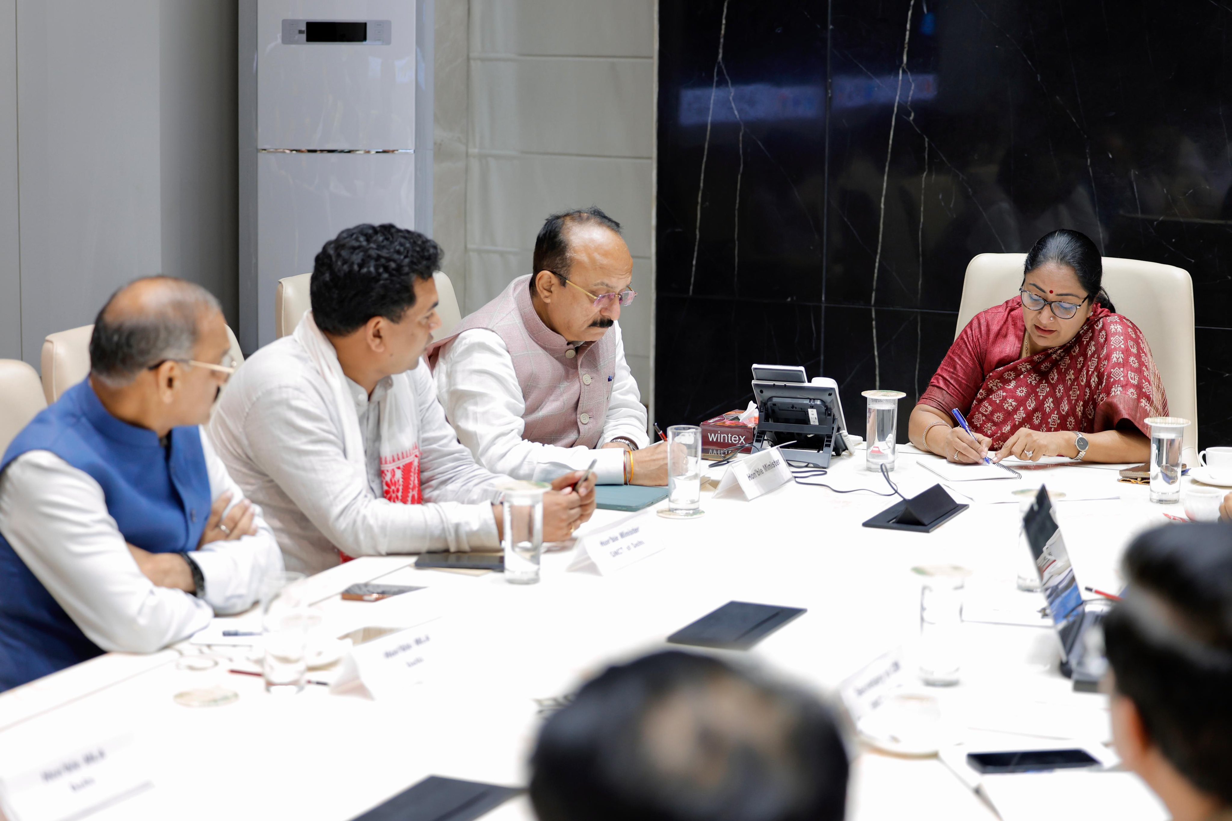 दिल्ली सचिवालय में शनिवार को कावड़ यात्रा को लेकर उच्च स्तरीय समीक्षा बैठक की अध्यक्षता करती मुख्यमंत्री रेखा गुप्ता दिल्ली सचिवालय में शनिवार को कावड़ यात्रा को लेकर उच्च स्तरीय समीक्षा बैठक की अध्यक्षता करती मुख्यमंत्री रेखा गुप्ता