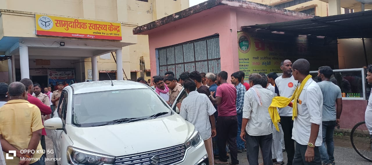 हॉस्पिटल में उपचार के दौरान पहुंचे परिजन