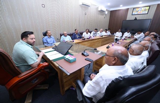 आईएनडीआईए गठबंधन की बैठक में तेजस्वी यादव और अन्य आईएनडीआईए गठबंधन की बैठक में तेजस्वी यादव और अन्य