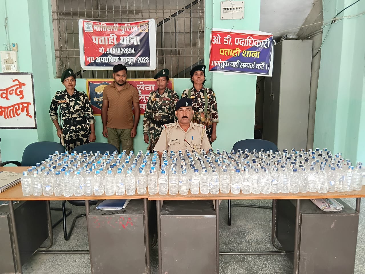 पकड़े गये शराब के साथ गिरफ्तार कारोबारी पकड़े गये शराब के साथ गिरफ्तार कारोबारी