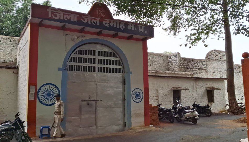 दमोह-जेल में तथाकथित कार्डियोलाजिस्ट एन.जान.केम ने मांगा दूध अंडा दमोह-जेल में तथाकथित कार्डियोलाजिस्ट एन.जान.केम ने मांगा दूध अंडा
