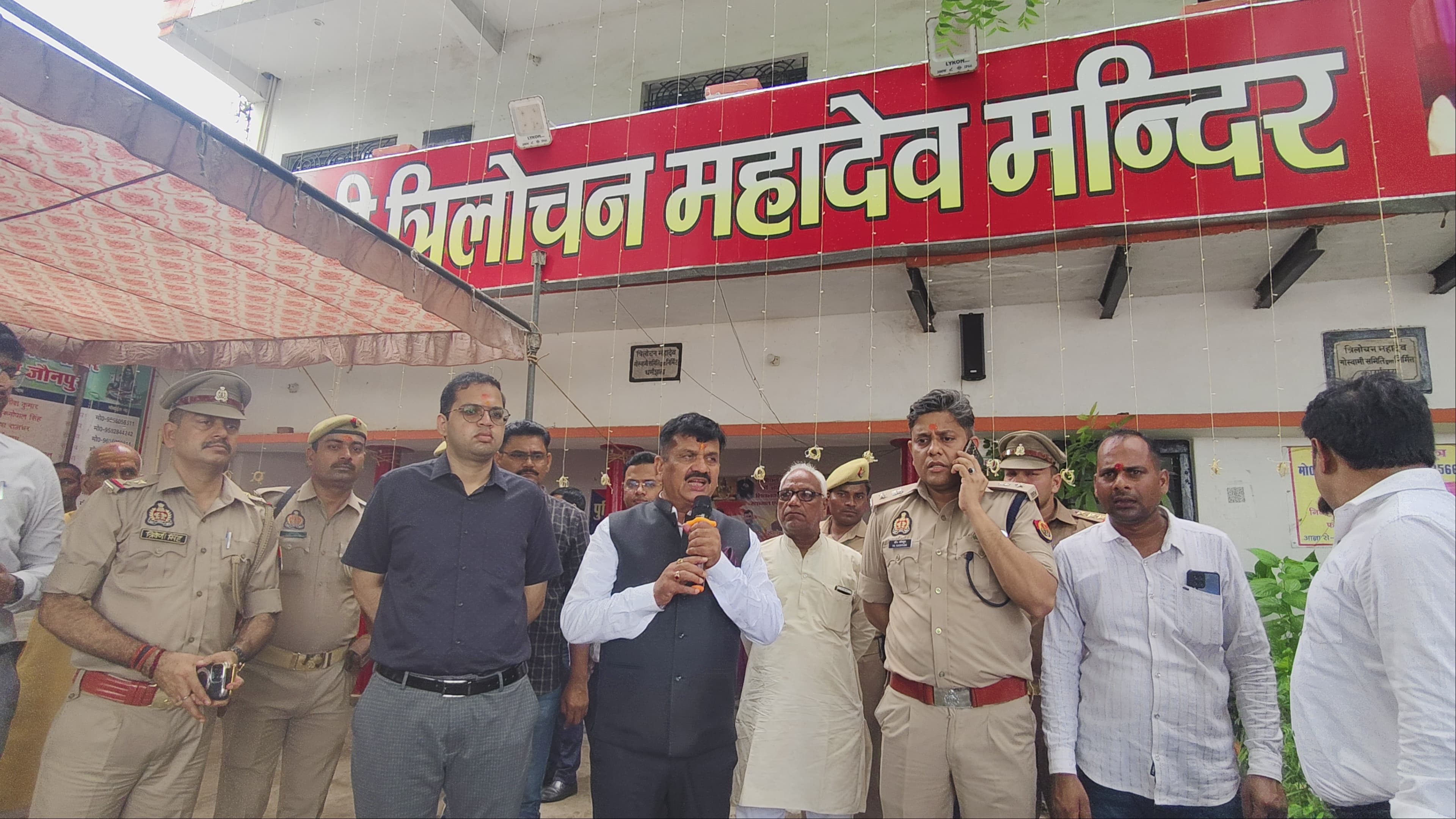 अधिकारियों एवं स्थानीय लोगों को संबोधित करते हुए जिलाधिकारी