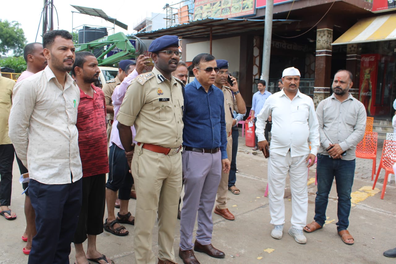 उप्र के चित्रकूट की मंदाकिनी नदी में आई बाढ़, रामघाट मुख्य मार्ग पर चल रहीं नावें उप्र के चित्रकूट की मंदाकिनी नदी में आई बाढ़, रामघाट मुख्य मार्ग पर चल रहीं नावें
