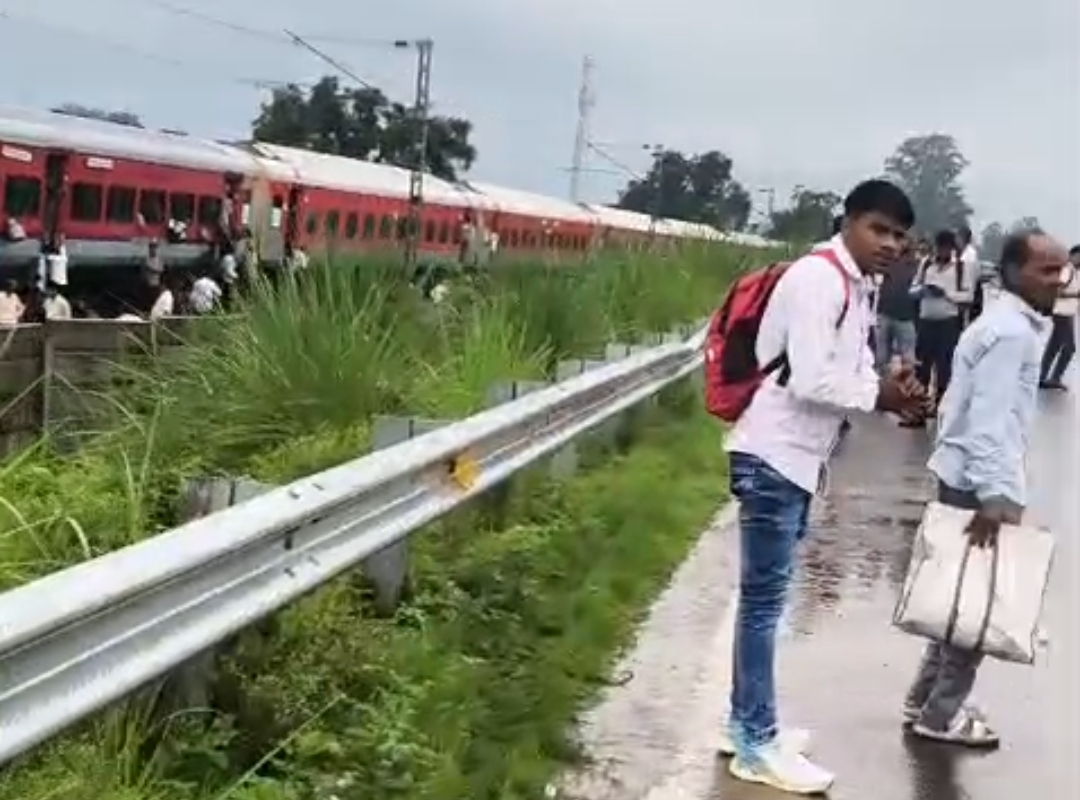 ट्रेन के बाहर दिखा अफरा-तफरी का माहौल