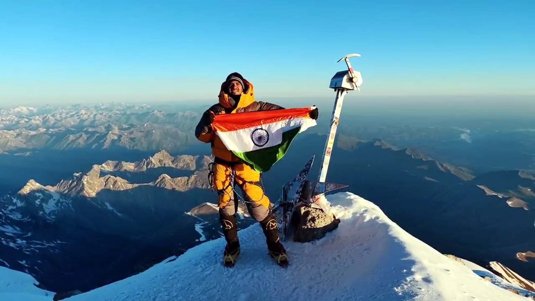 यूरोप की सबसे ऊंची चोटी माउंट एल्ब्रुस पर तिरंगा फहराते पर्वतारोही नरेंद्र कुमार। यूरोप की सबसे ऊंची चोटी माउंट एल्ब्रुस पर तिरंगा फहराते पर्वतारोही नरेंद्र कुमार।