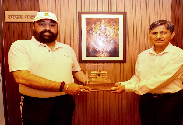 राज्यपाल लेफ्टिनेंट जनरल गुरमीत सिंह (से.नि.) से राजभवन में मर्म चिकित्सा विशेषज्ञ डॉ.सुनील कुमार जोशी शिष्टाचार भेंट करते। राज्यपाल लेफ्टिनेंट जनरल गुरमीत सिंह (से.नि.) से राजभवन में मर्म चिकित्सा विशेषज्ञ डॉ.सुनील कुमार जोशी शिष्टाचार भेंट करते।