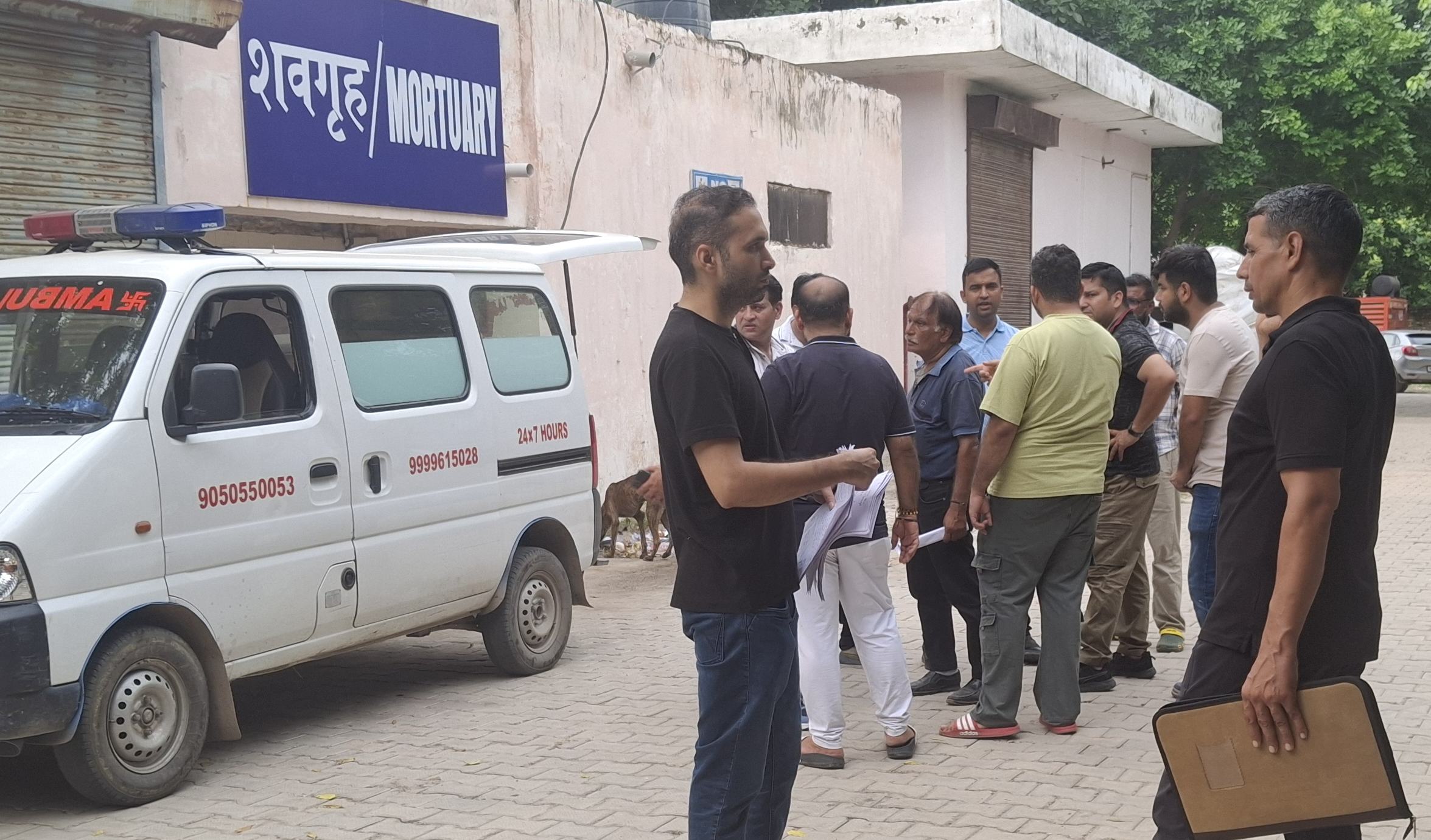 बहादुरगढ़ में नागरिक अस्पताल में पहुंचे मृतका पूजा के परिजन बहादुरगढ़ में नागरिक अस्पताल में पहुंचे मृतका पूजा के परिजन