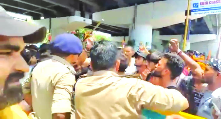 पुलिस ने झड़पते कांवडि़ए पुलिस ने झड़पते कांवडि़ए