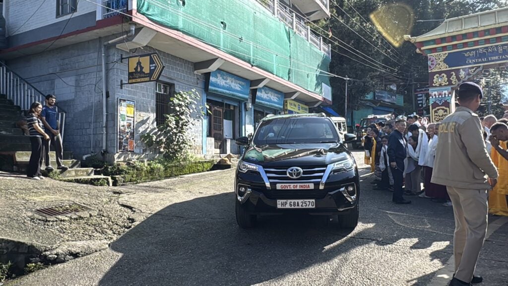 मैक्लोडगंज से गगल एयरपोर्ट के लिए रवाना होते हुए धर्मगुरु दलाई लामा। मैक्लोडगंज से गगल एयरपोर्ट के लिए रवाना होते हुए धर्मगुरु दलाई लामा।