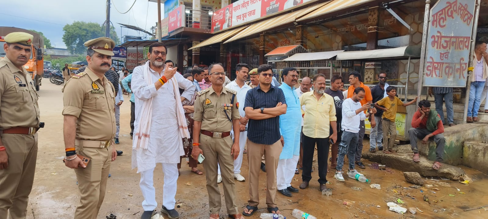 उप्र के चित्रकूट की मंदाकिनी नदी में आई बाढ़, रामघाट मुख्य मार्ग पर चल रहीं नावें उप्र के चित्रकूट की मंदाकिनी नदी में आई बाढ़, रामघाट मुख्य मार्ग पर चल रहीं नावें