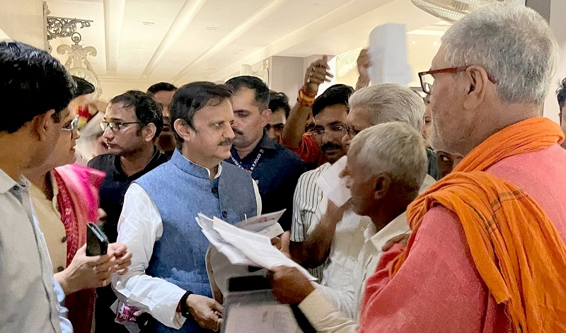 उप मुख्यमंत्री ने नागरिकों की सुनी समस्याएं उप मुख्यमंत्री ने नागरिकों की सुनी समस्याएं