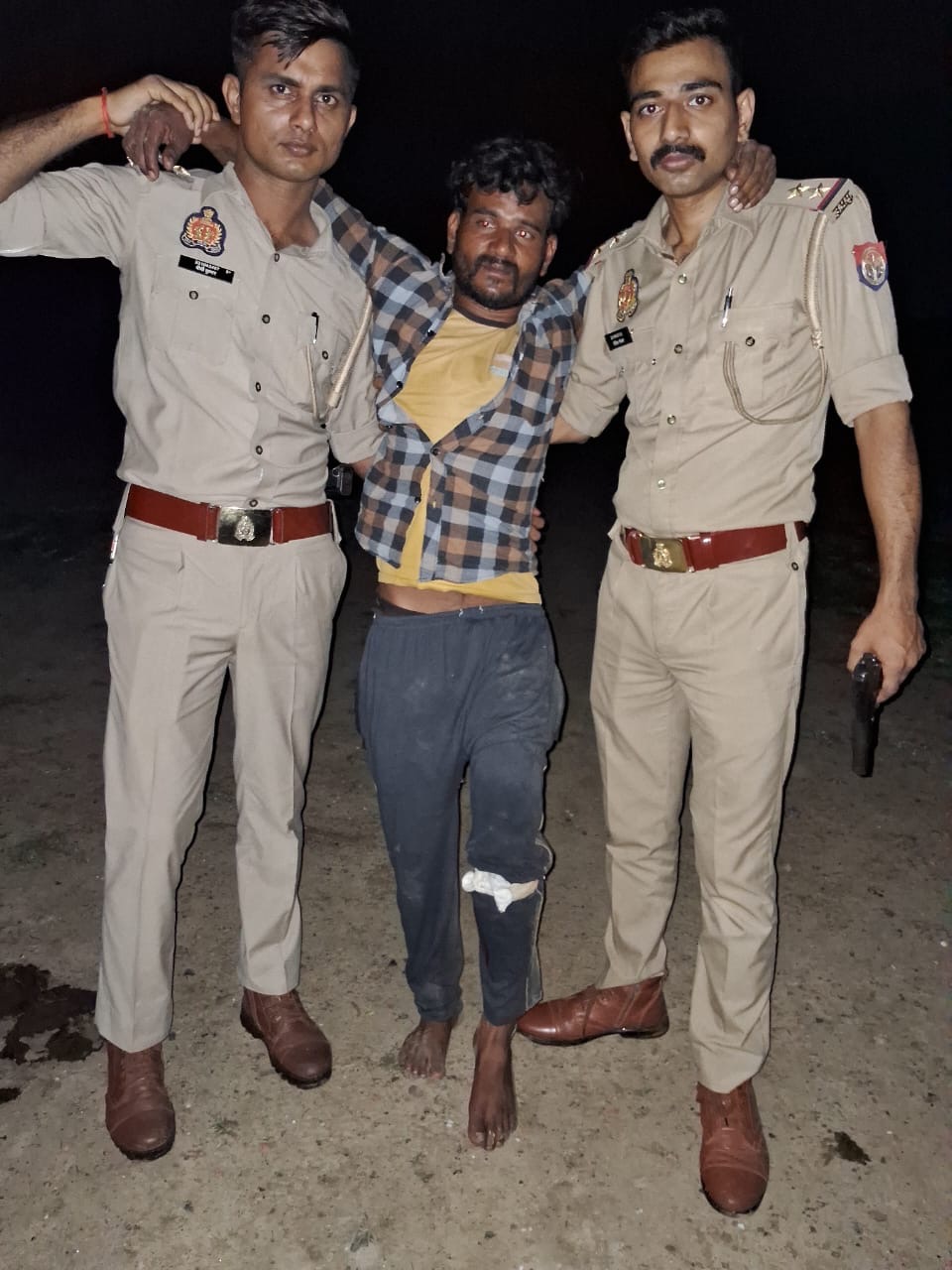 कठपुला पुल के पास मुठभेड़ के बाद पकड़े गए बदमाशों के साथ पुलिस कठपुला पुल के पास मुठभेड़ के बाद पकड़े गए बदमाशों के साथ पुलिस