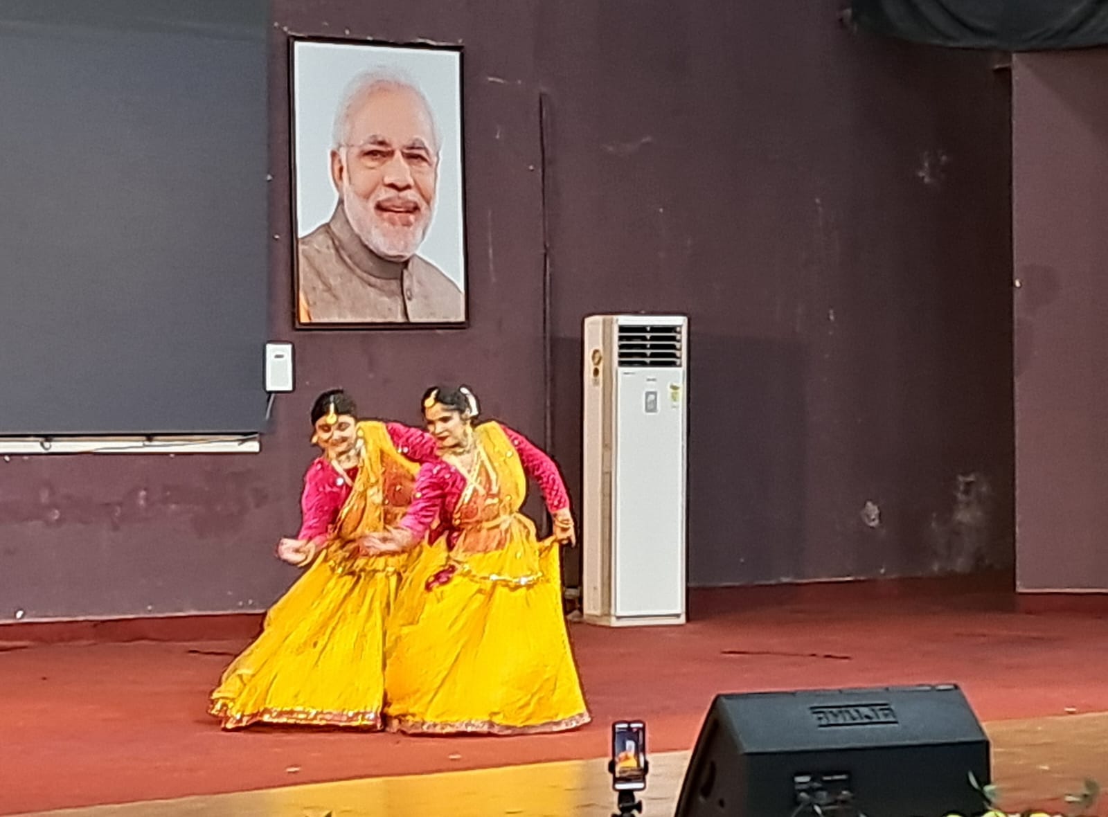 रांची विश्वविद्यालय के स्थापना दिवस पर सांस्कृतिक कार्यक्रम प्रस्तुत करतीं छात्राएं रांची विश्वविद्यालय के स्थापना दिवस पर सांस्कृतिक कार्यक्रम प्रस्तुत करतीं छात्राएं