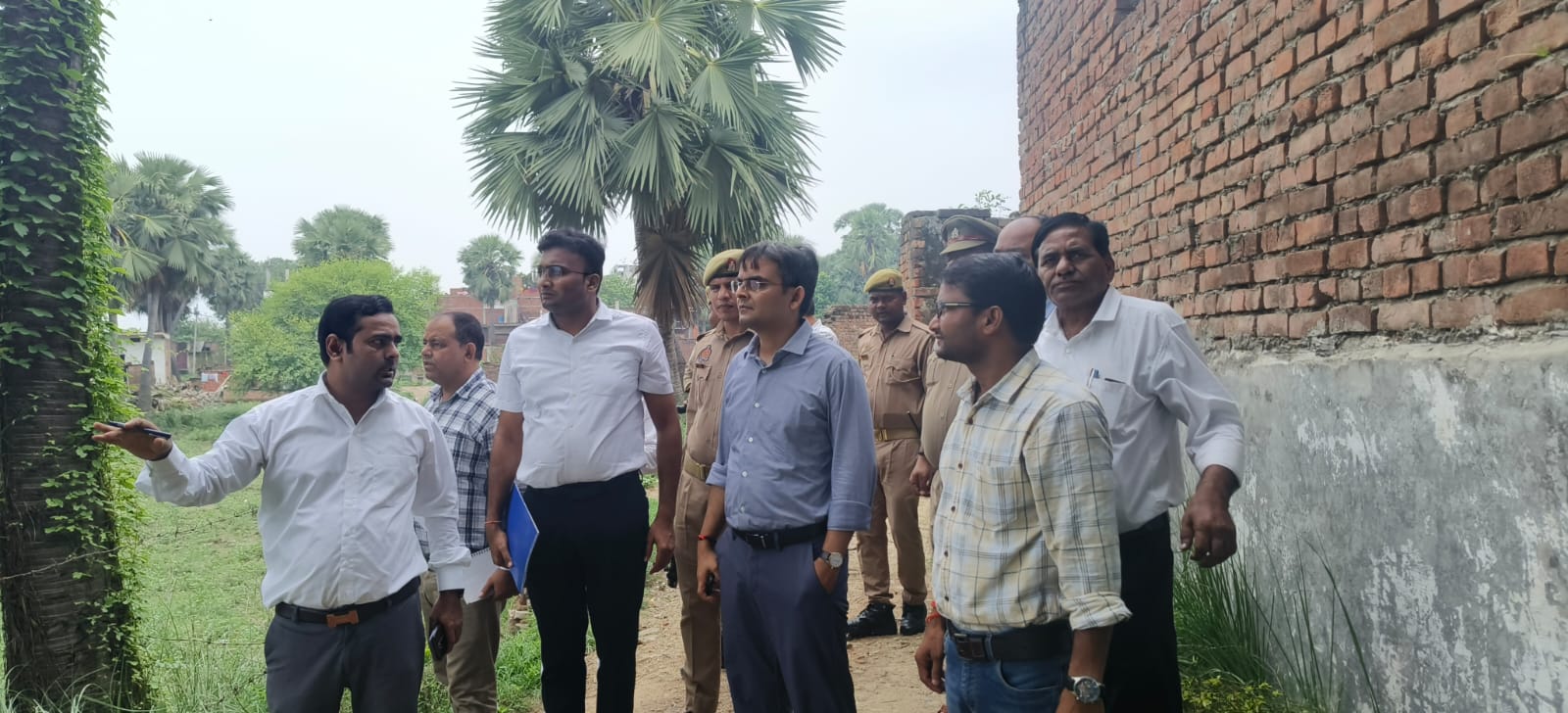 जिलाधिकारी बाढ़ प्रभावित इलाके में जिलाधिकारी बाढ़ प्रभावित इलाके में