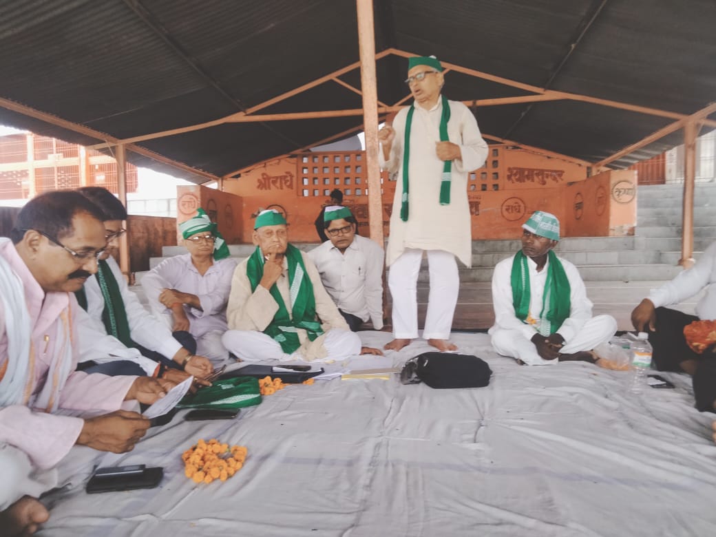अहरौरा स्थित दुर्गा जी मंदिर परिसर में आयोजित बैठक में बोलते पदाधिकारी। अहरौरा स्थित दुर्गा जी मंदिर परिसर में आयोजित बैठक में बोलते पदाधिकारी।