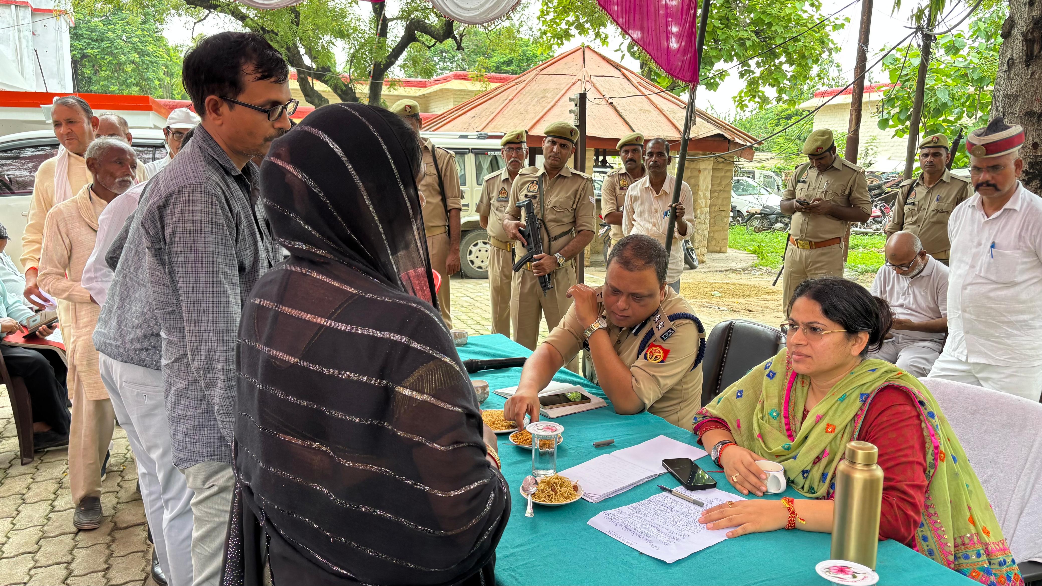 लालगंज थाना परिसर में आयोजित समाधान दिवस पर फरियादियों को सुनती डीएम प्रियंका निरंजन व एसपी सोमेन बर्मा। लालगंज थाना परिसर में आयोजित समाधान दिवस पर फरियादियों को सुनती डीएम प्रियंका निरंजन व एसपी सोमेन बर्मा।
