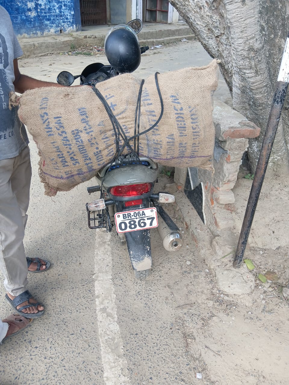 बरामद बाइक व शराब बरामद बाइक व शराब