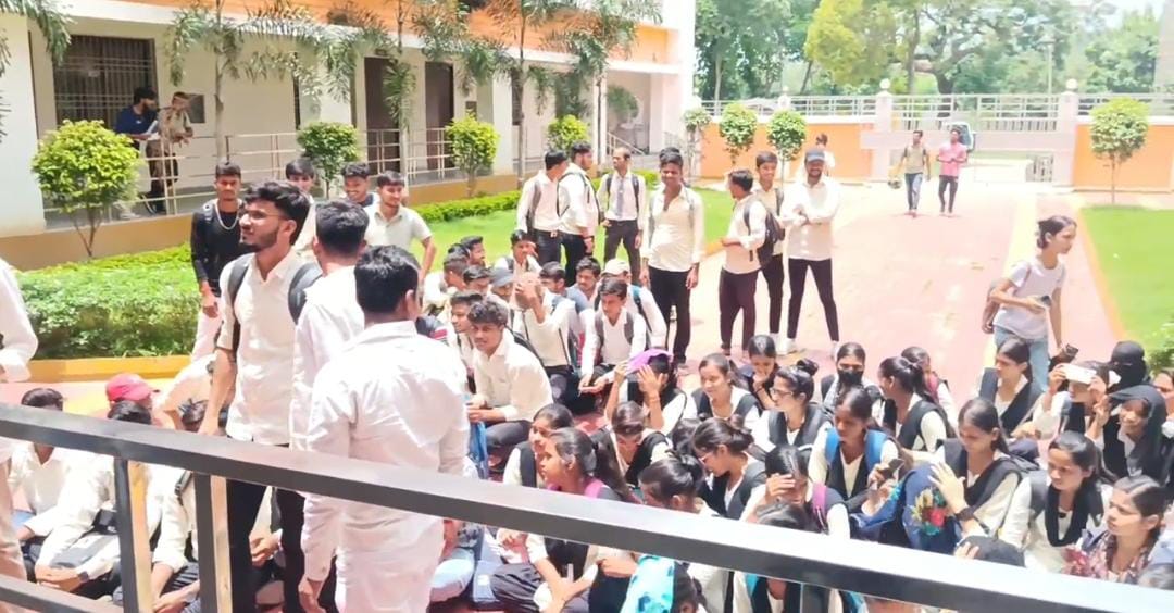 धरना देते छात्र धरना देते छात्र