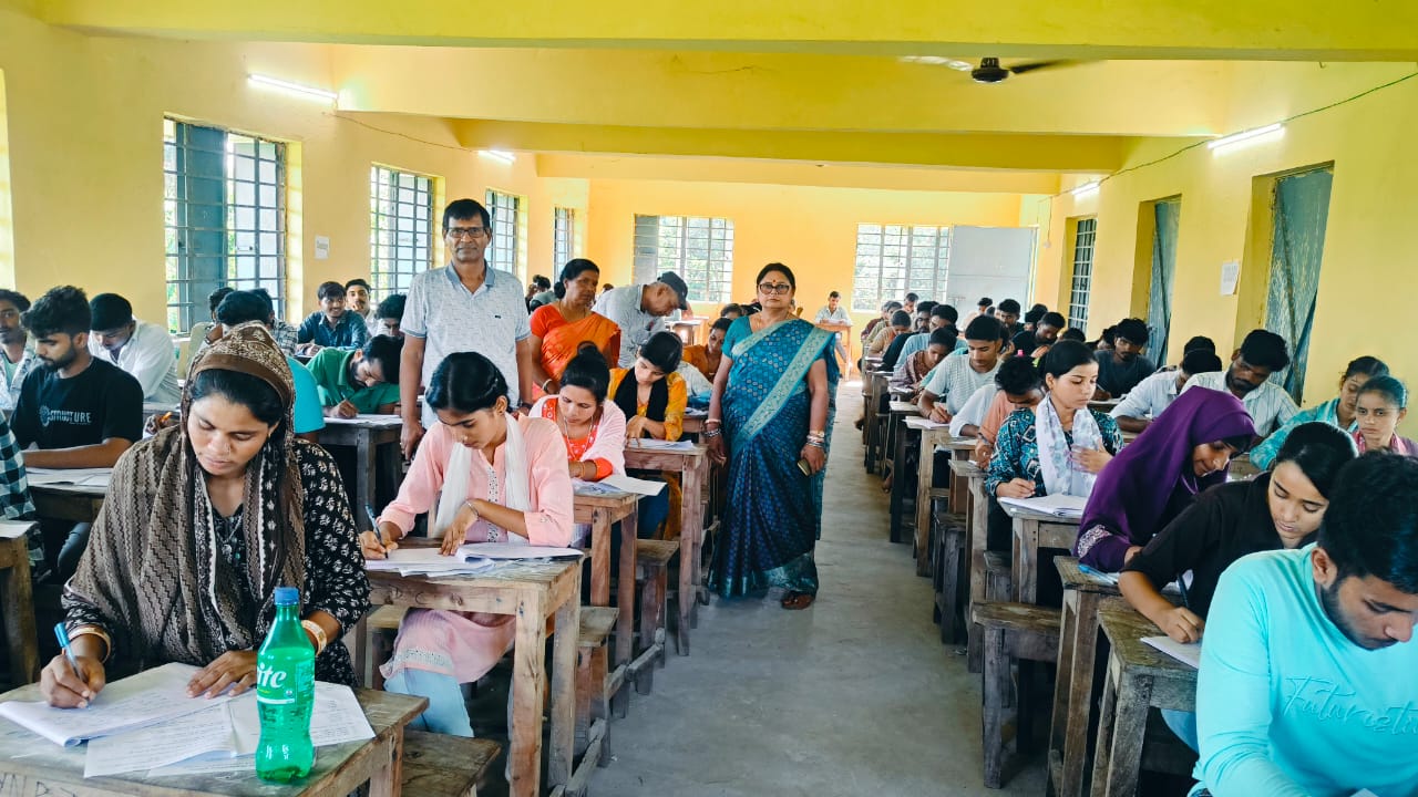 अररिया फोटो:परीक्षा का संचालन अररिया फोटो:परीक्षा का संचालन