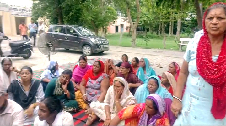 जनस्वास्थ्य विभाग के कार्यालय में धरना देते वार्डवासी। जनस्वास्थ्य विभाग के कार्यालय में धरना देते वार्डवासी।