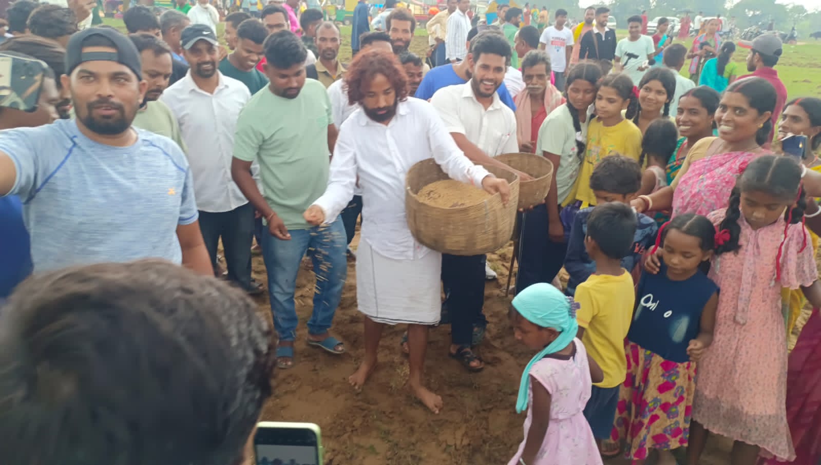 हल चलाने के बाद धान बुआई करते देवेंद्रनाथ