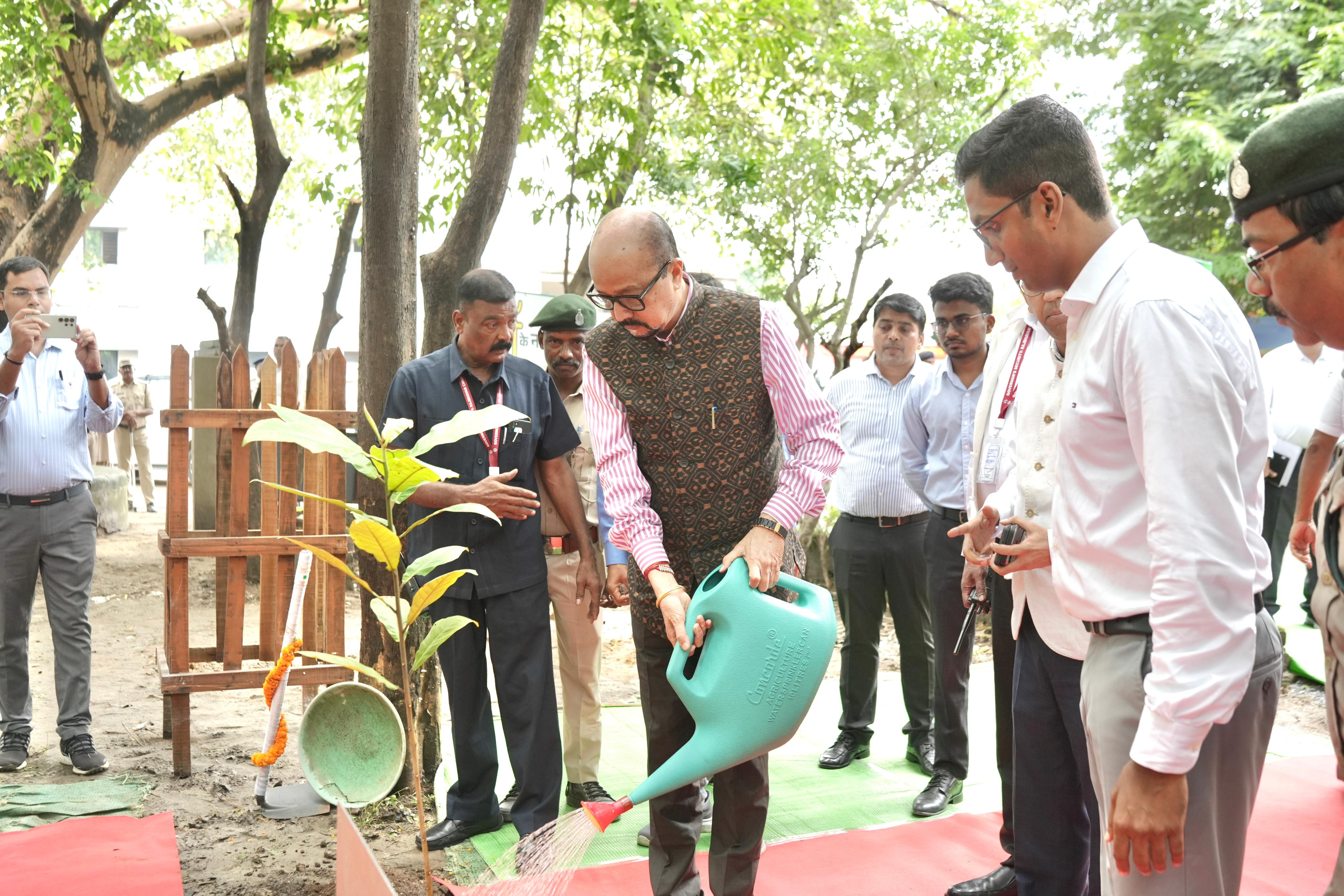 राज्यपाल रमेन डेका ने ‘एक पेड़ माँ के नाम’ अभियान के तहत किया पौधारोपण, पर्यावरण संरक्षण का दिया संदेश राज्यपाल रमेन डेका ने ‘एक पेड़ माँ के नाम’ अभियान के तहत किया पौधारोपण, पर्यावरण संरक्षण का दिया संदेश