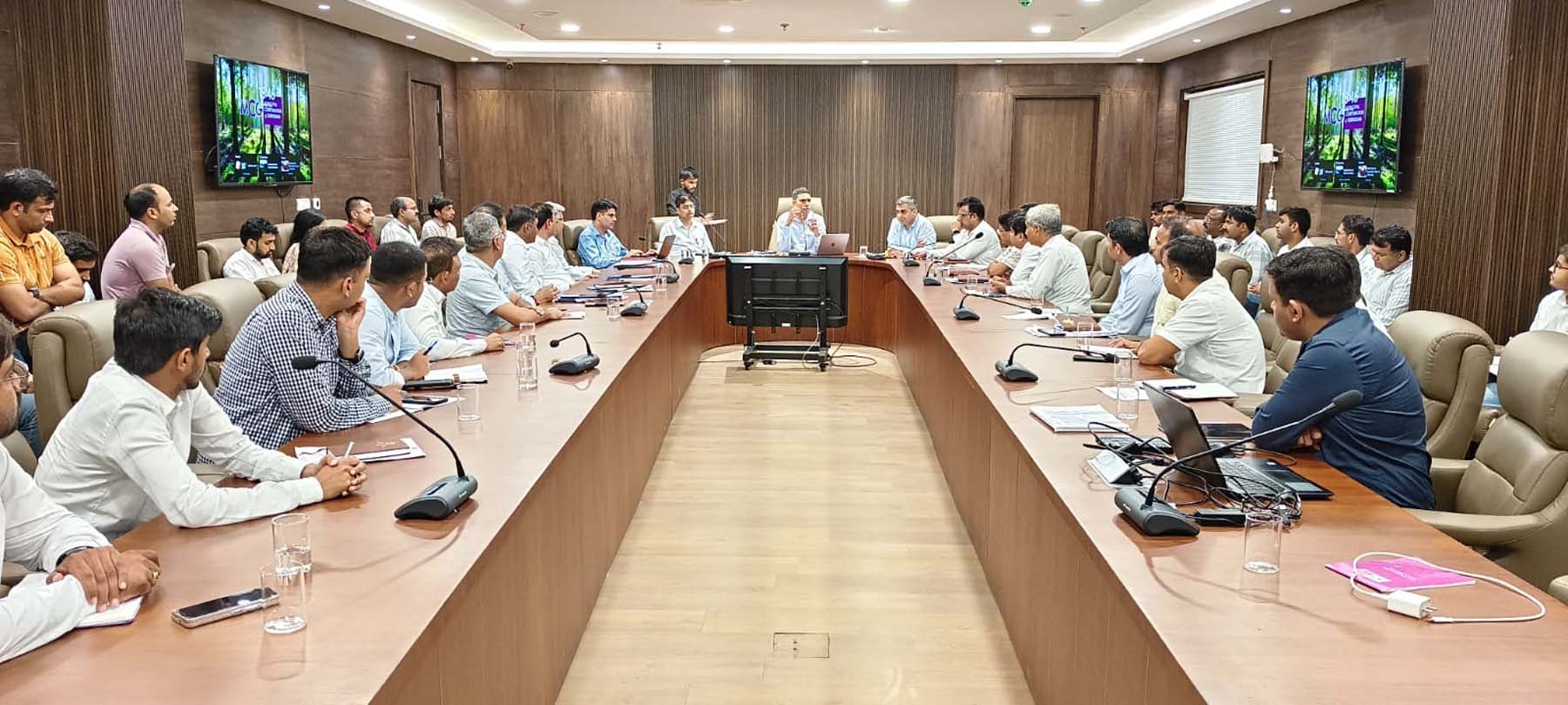 गुरुग्राम नगर निगम में अधिकारियों के साथ बैठक करते निगमायुक्त प्रदीप दहिया। गुरुग्राम नगर निगम में अधिकारियों के साथ बैठक करते निगमायुक्त प्रदीप दहिया।