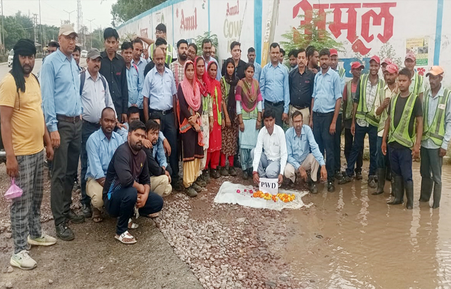 सोनीपत:  जर्जर हाल सड़क पर कफन डालकर फूल चढ़ाए बैठे प्रदर्शनकारी