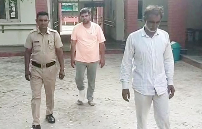 सोनीपत:आरोपियों को अदालत में ले जाते हुए पुलिसकर्मी सोनीपत:आरोपियों को अदालत में ले जाते हुए पुलिसकर्मी