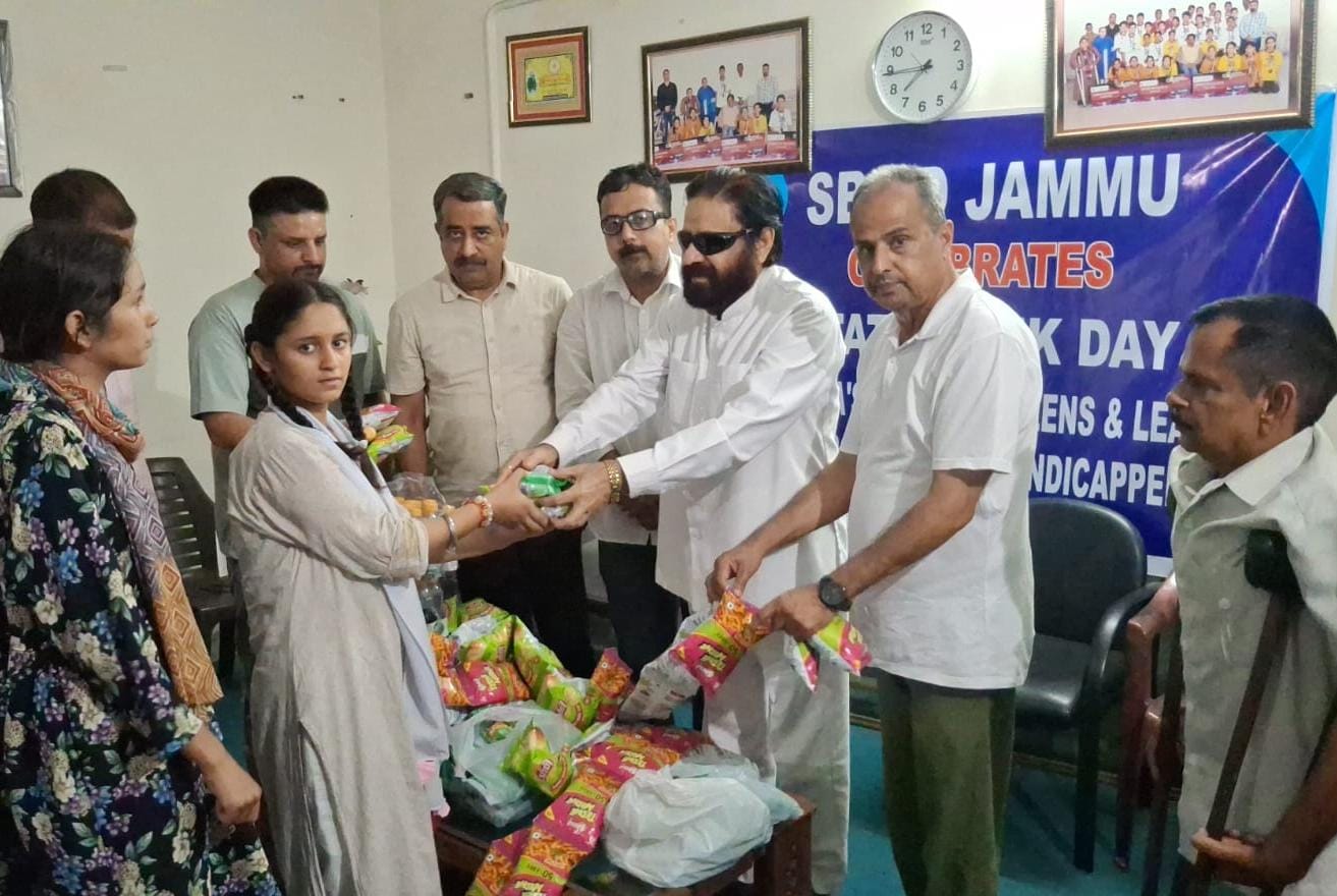 मदर-ए-मेहरबान बेगम अकबर जहां की पुण्यतिथि पर जेआरसी होम में जरूरतमंद बच्चों को बांटे गए खाद्य पदार्थ मदर-ए-मेहरबान बेगम अकबर जहां की पुण्यतिथि पर जेआरसी होम में जरूरतमंद बच्चों को बांटे गए खाद्य पदार्थ