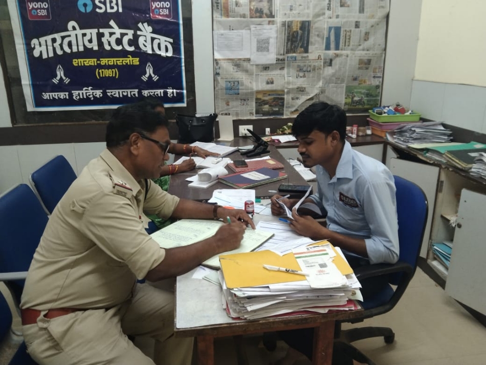 भारतीय स्टेट बैंक शाखा मगरलोड में सुरक्षा व्यवस्था जांचते हुए पुलिस अधिकारी। भारतीय स्टेट बैंक शाखा मगरलोड में सुरक्षा व्यवस्था जांचते हुए पुलिस अधिकारी।