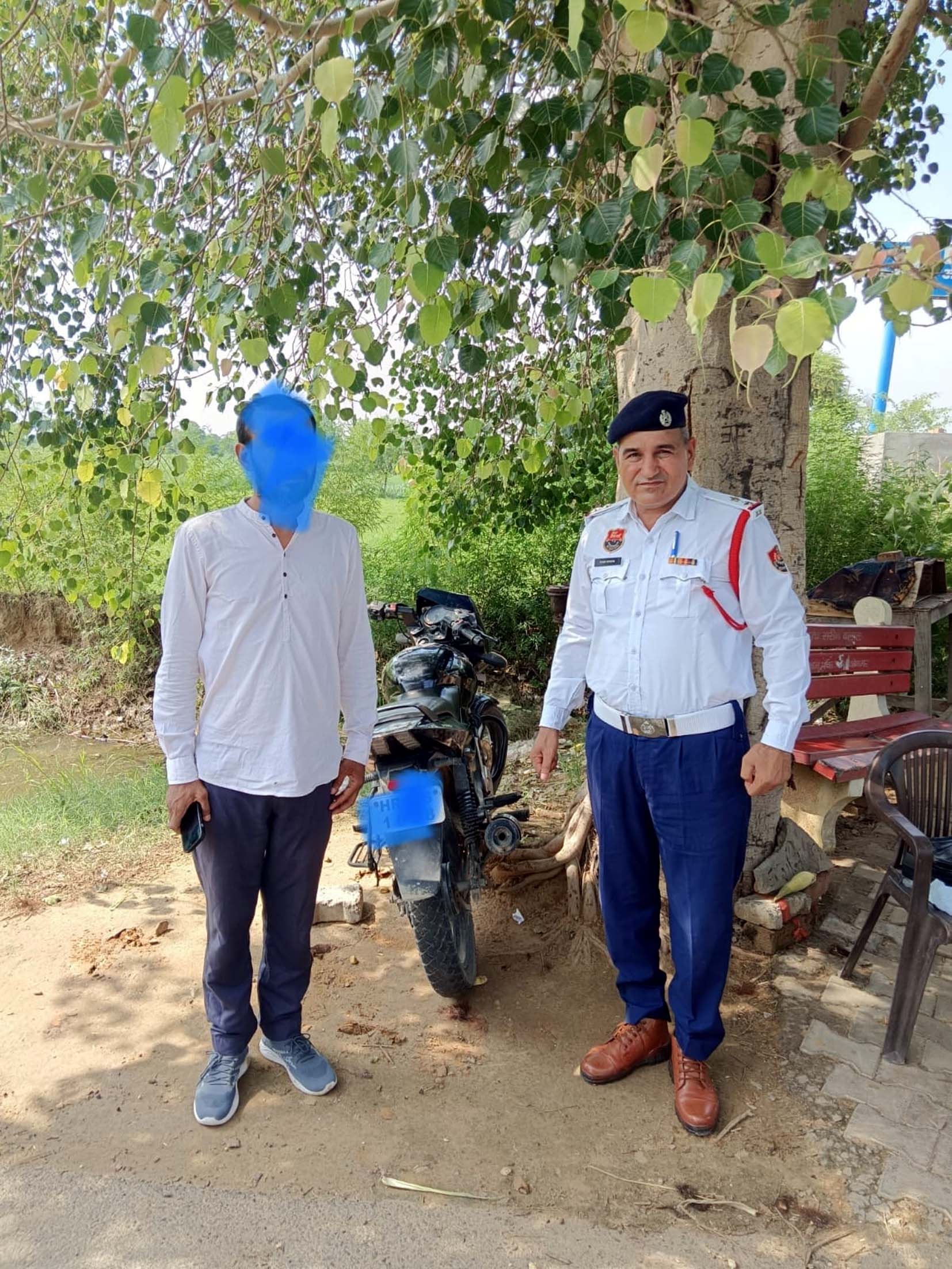 ट्रैफिक इंचार्ज रामनिवास चहल मोटरसाइकिल का चालान कर इंपाउंड करते हुए। ट्रैफिक इंचार्ज रामनिवास चहल मोटरसाइकिल का चालान कर इंपाउंड करते हुए।