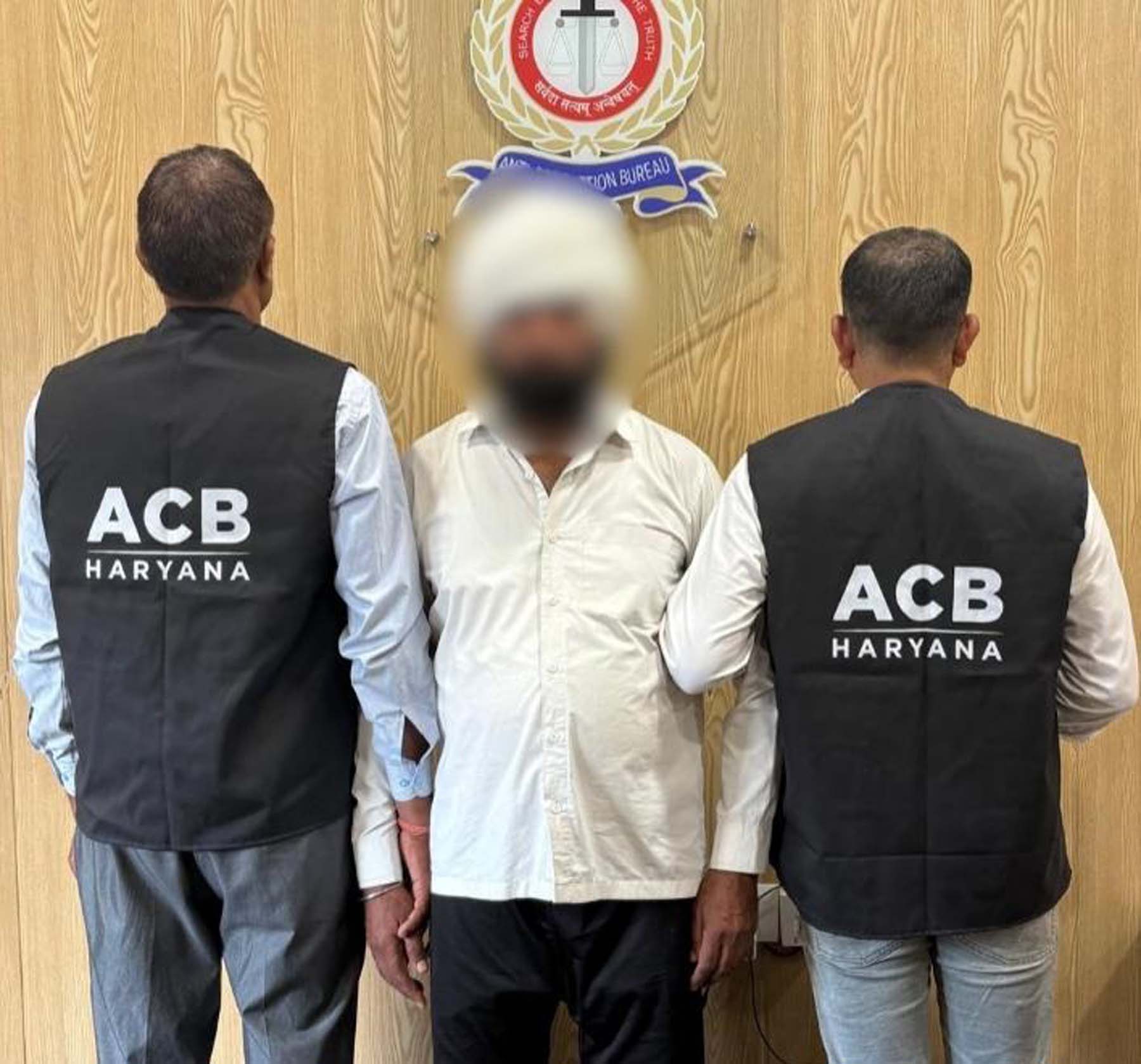 गुरुग्राम एसीबी टीम की गिरफ्त में जिला राजस्व अधिकारी बिजेंद्र राणा। गुरुग्राम एसीबी टीम की गिरफ्त में जिला राजस्व अधिकारी बिजेंद्र राणा।