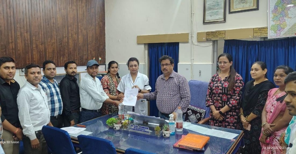 विधानसभा घेराव की सूचना पत्र सिविल सर्जन डा ए के टोंडर को देते हुए एनएचएम कर्मचारी। विधानसभा घेराव की सूचना पत्र सिविल सर्जन डा ए के टोंडर को देते हुए एनएचएम कर्मचारी।