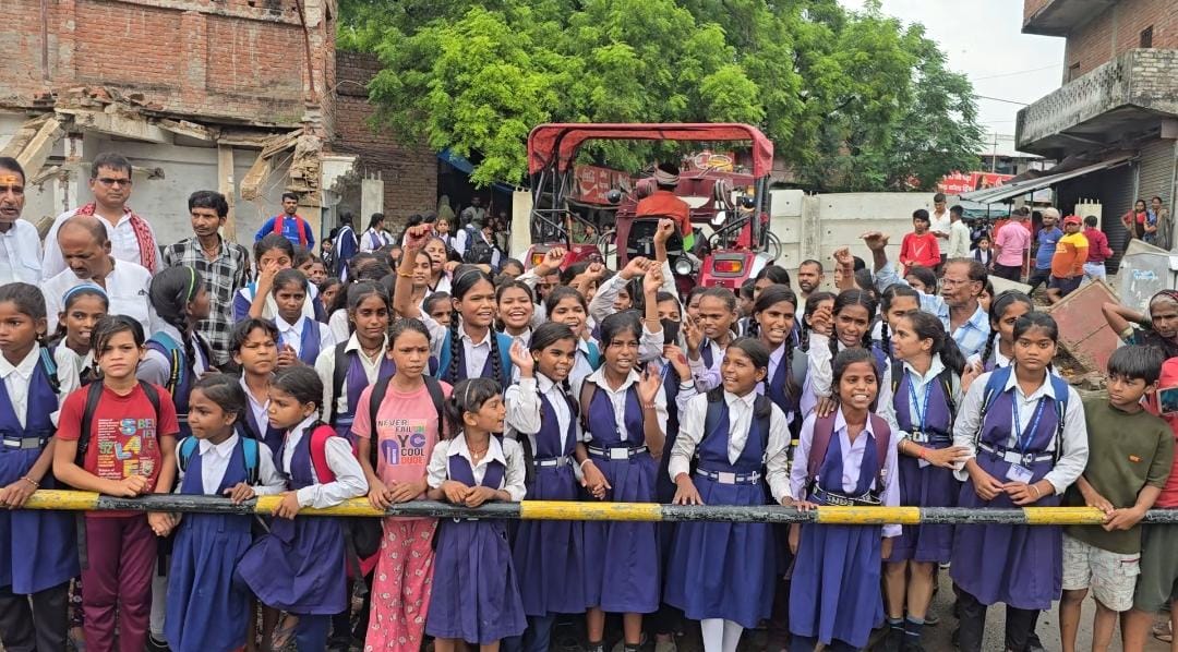 बंद शिवपुर रेलवे क्रॉसिंग पर प्रदर्शन करते स्कूली बच्चे और स्थानीय लोग।