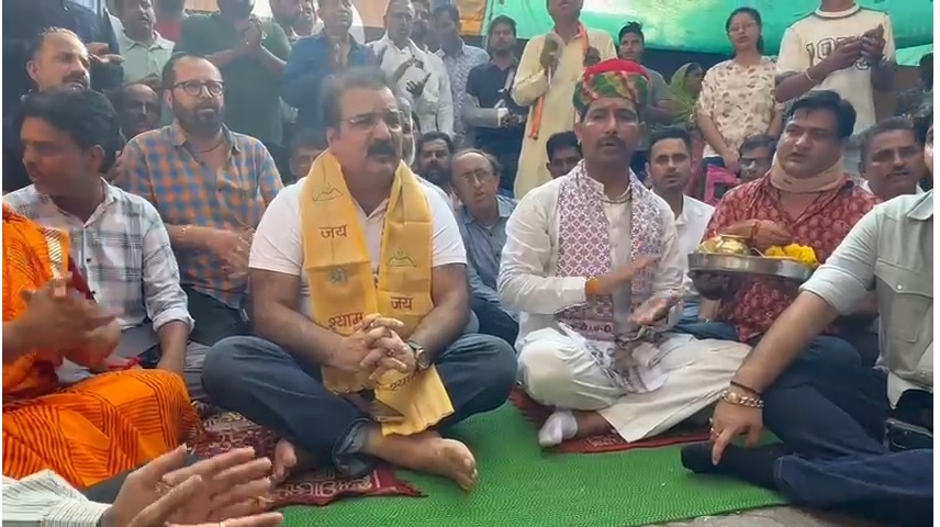 स्मार्ट मीटर के विरुद्ध सरकार की सद्बुद्धि के लिए खाचरियावास ने पेट्रोल पंप बालाजी पर सैकड़ों लोगों के साथ किये हनुमान चालीसा के पाठ
