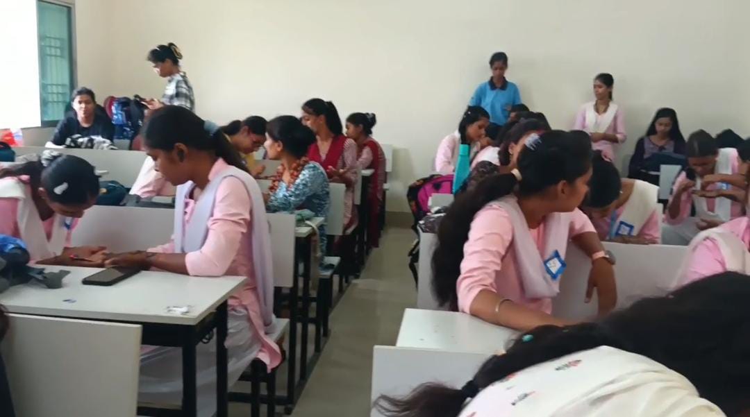 प्रतियोगिता में शामिल छात्राएं