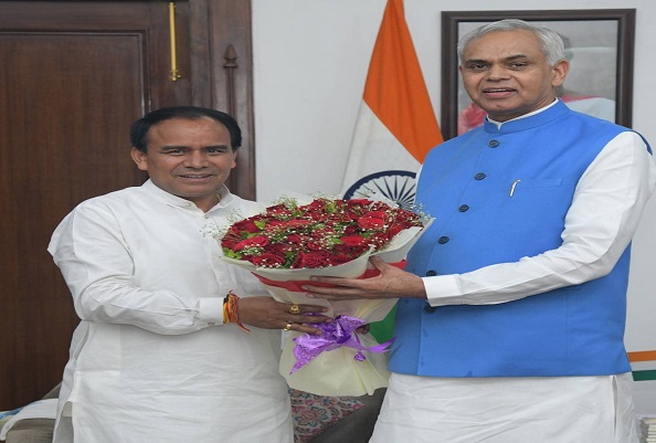 मंत्री धन सिंह रावत गांधीनगर स्थित राजभवन में गुजरात के राज्यपाल आचार्य देवव्रत से शिष्टाचार भेंट करते।